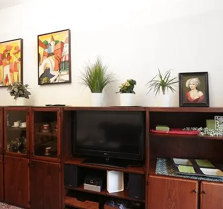 Court Garden Apartment *