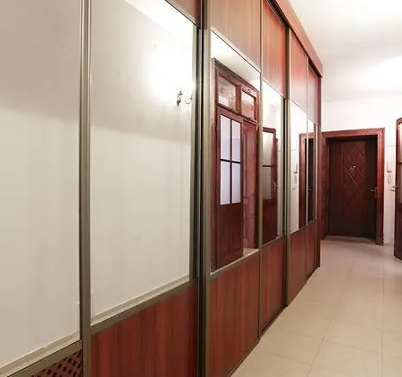 Court Garden Apartment *